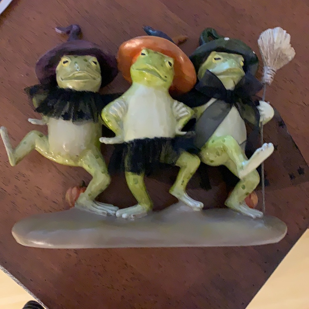 SOLD-Mark Roberts collectibles Dancing Frogs dressed like witches Halloween - Picture 1 of 13